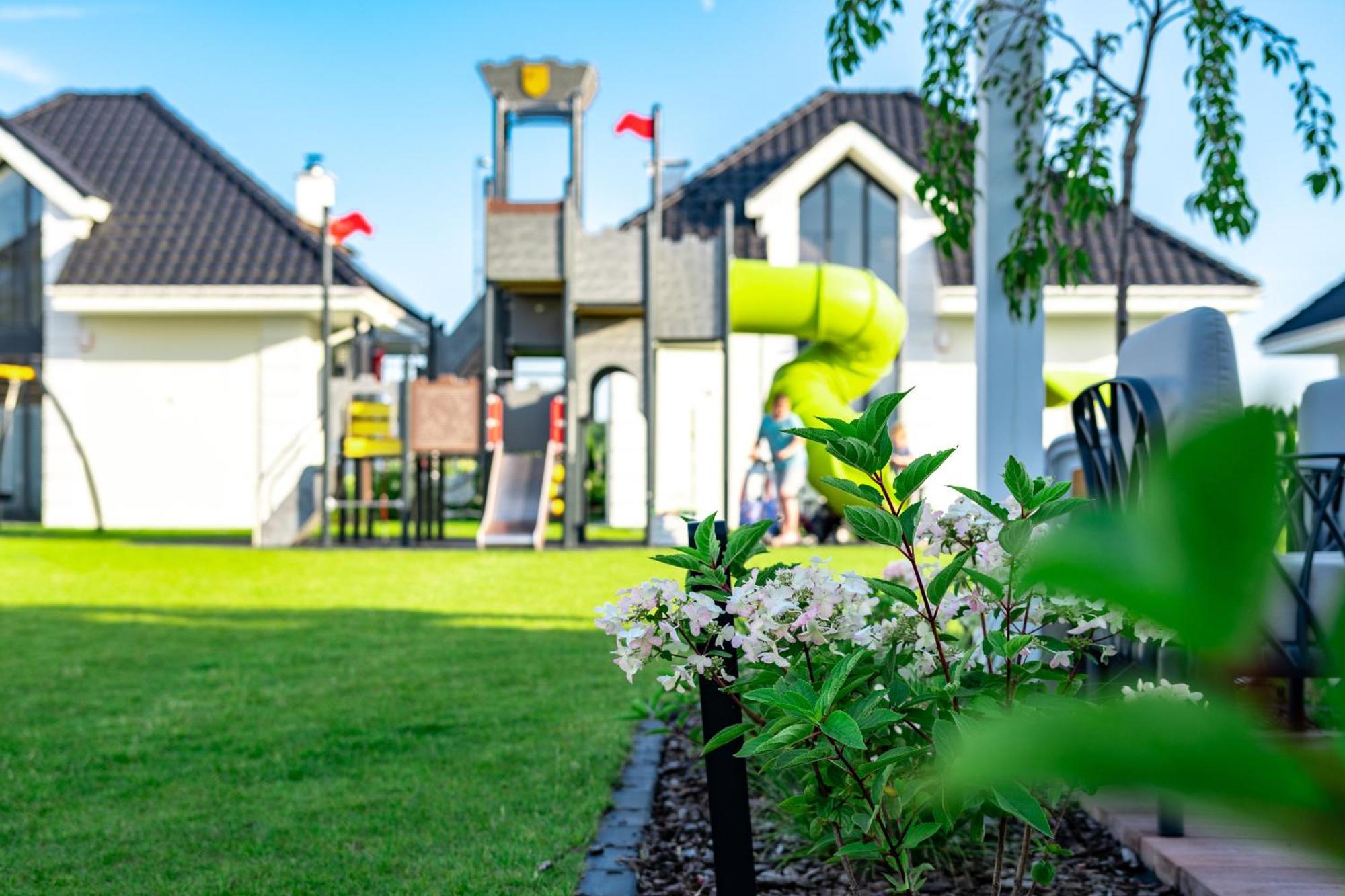 Family Resort Ustka - Domki Dwupoziomowe Z Basenem Екстериор снимка
