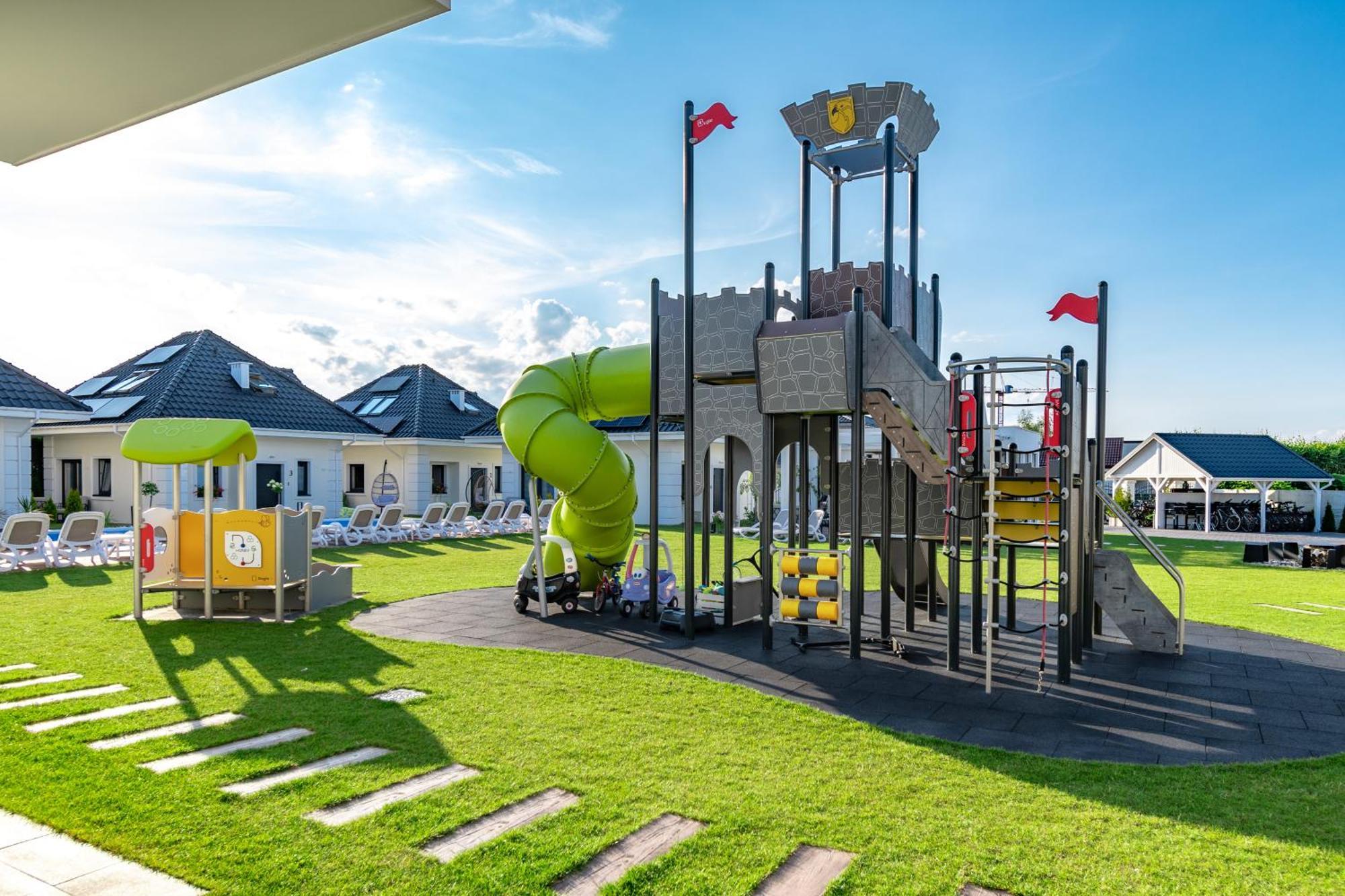Family Resort Ustka - Domki Dwupoziomowe Z Basenem Екстериор снимка
