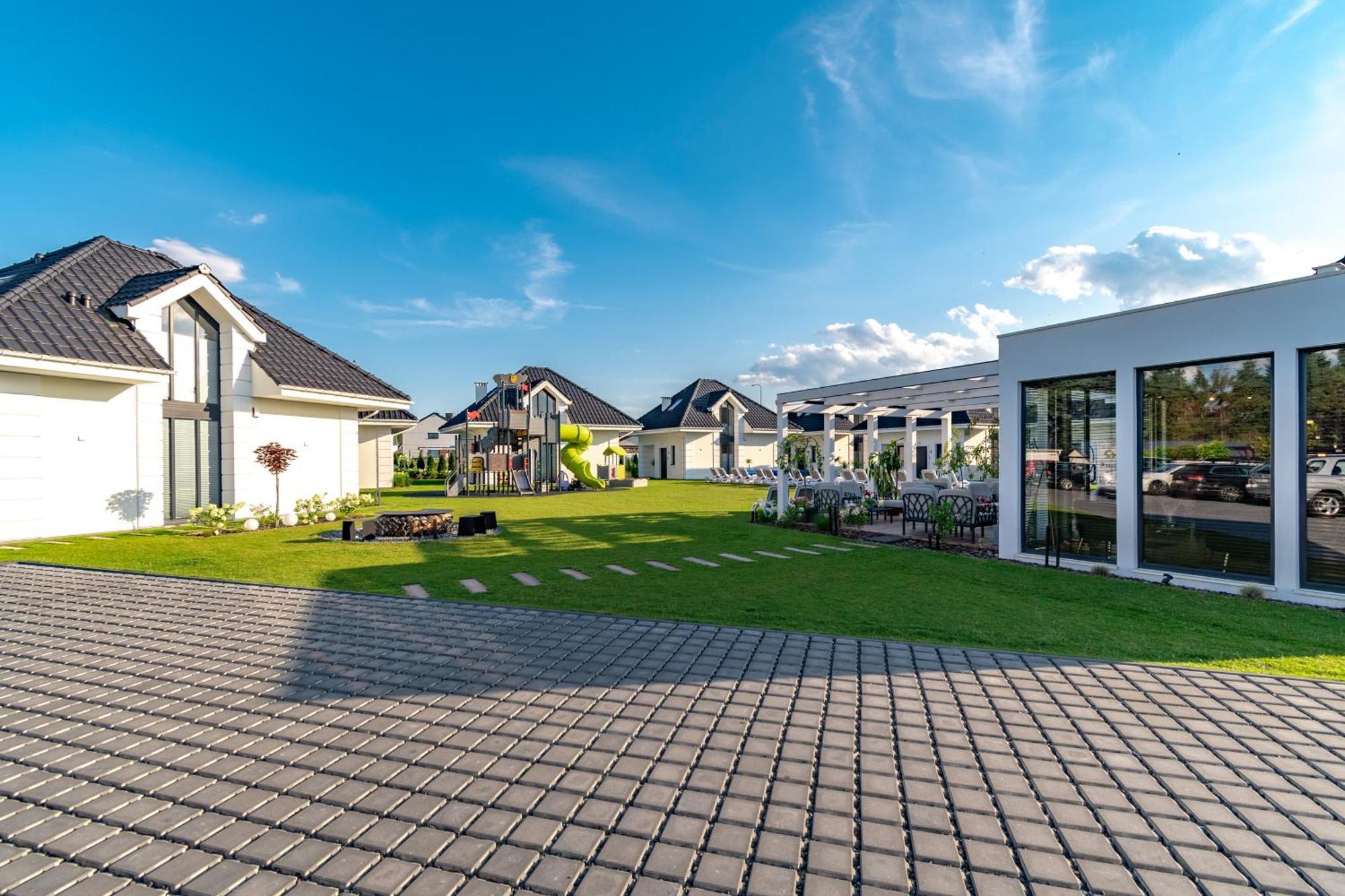 Family Resort Ustka - Domki Dwupoziomowe Z Basenem Екстериор снимка